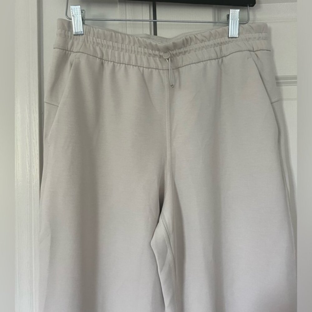 NWOT LULULEMON Softstreme High-Rise Pant- short - Picture 5 of 11